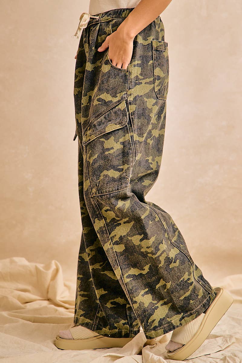 CAMOUFLAGE BAGGY BARREL PANTS WITH CARGO POCKETS