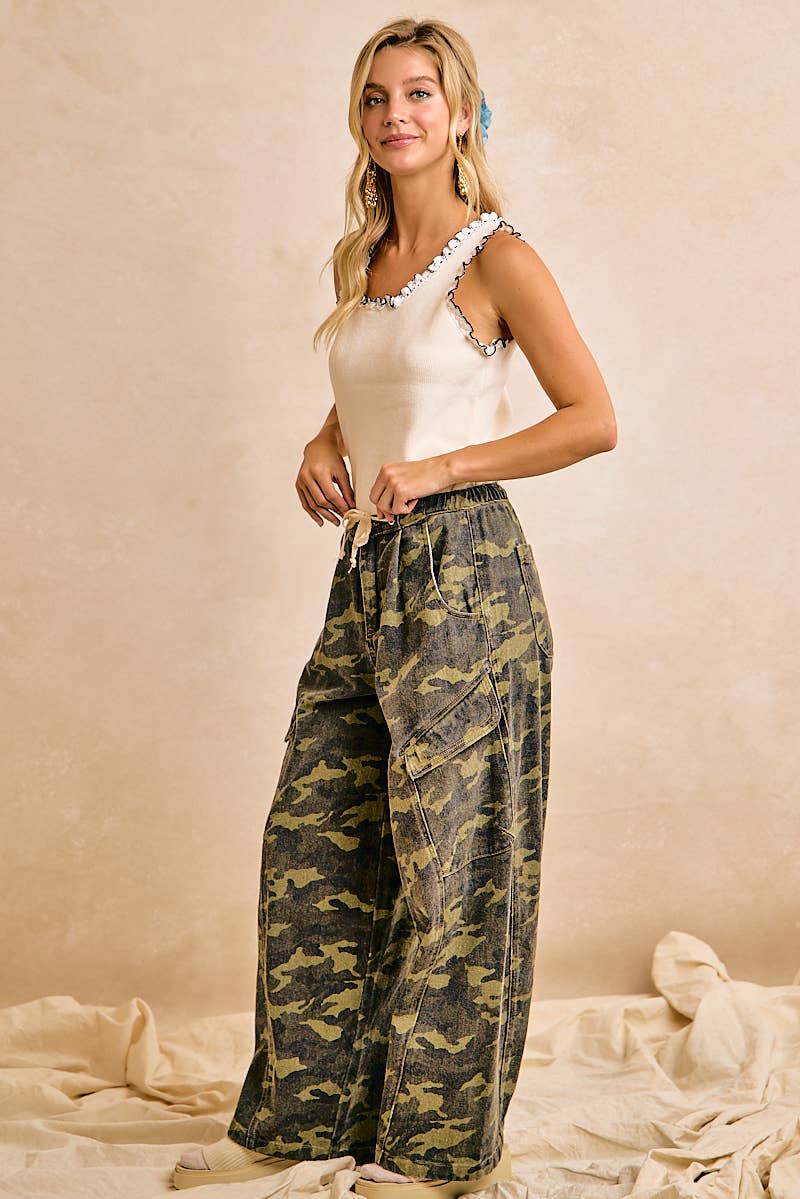 CAMOUFLAGE BAGGY BARREL PANTS WITH CARGO POCKETS