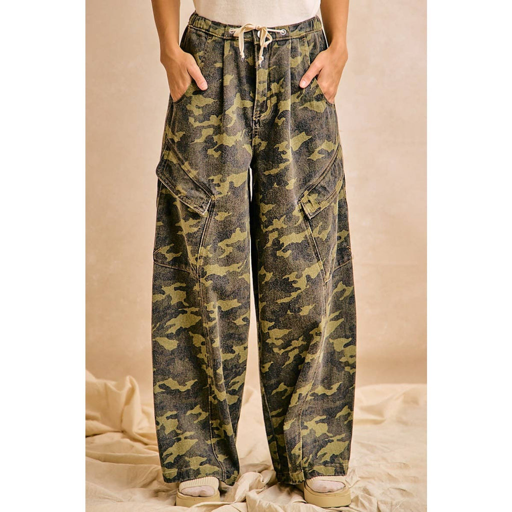 CAMOUFLAGE BAGGY BARREL PANTS WITH CARGO POCKETS