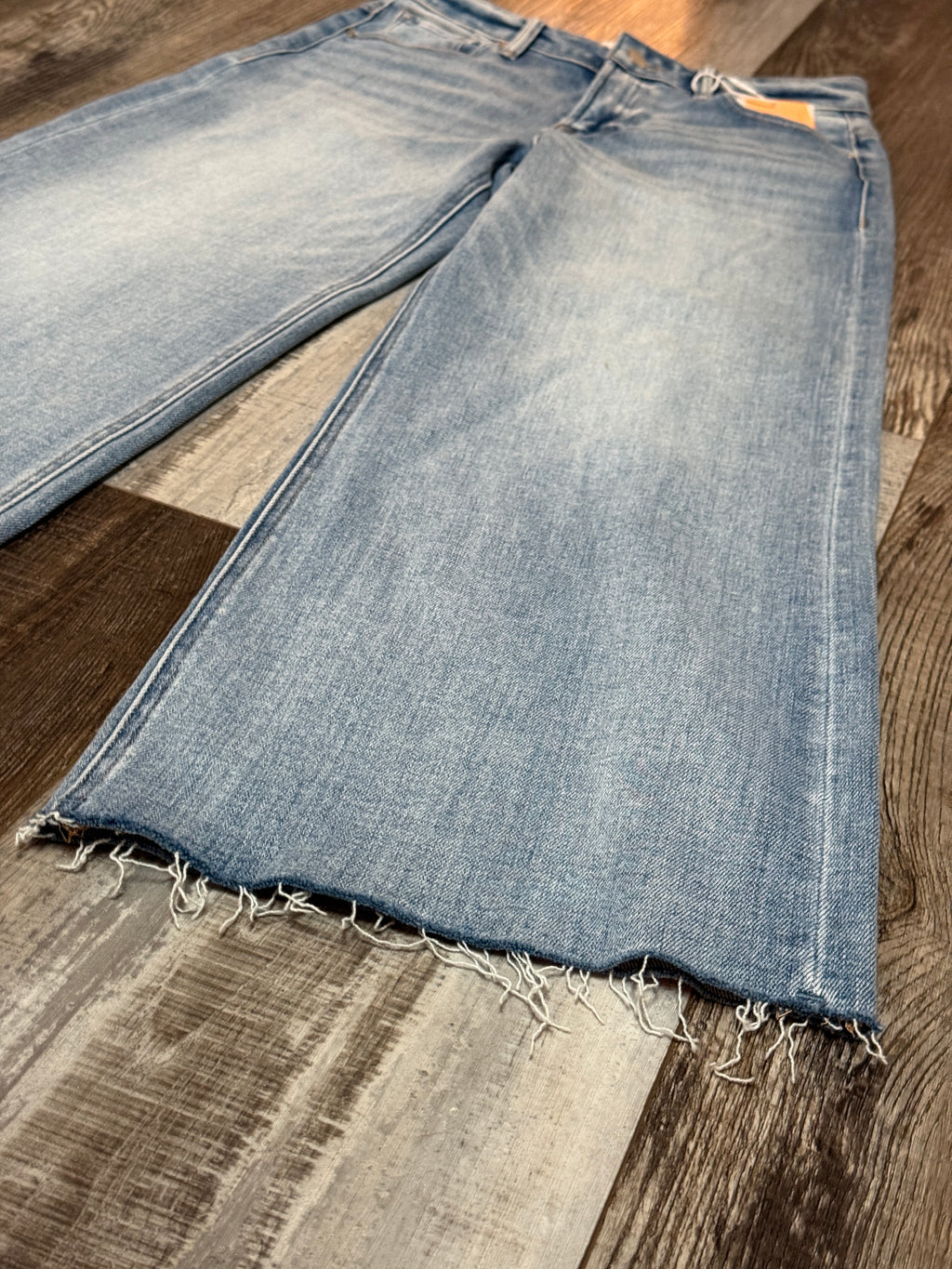 Risen Mid Rise Crop Wide Raw Cut Hem Jeans Light Wash