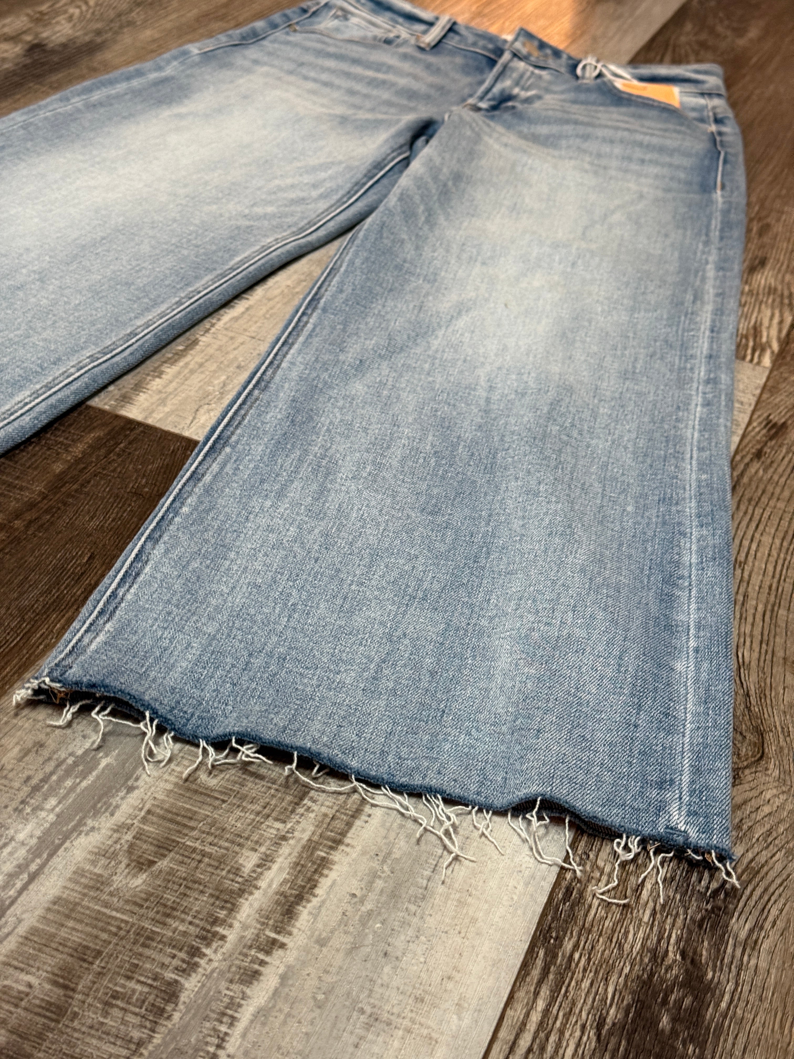 Risen Mid Rise Crop Wide Raw Cut Hem Jeans Light Wash