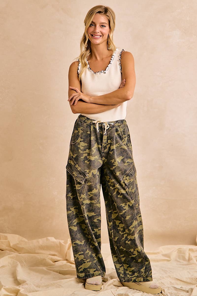 CAMOUFLAGE BAGGY BARREL PANTS WITH CARGO POCKETS