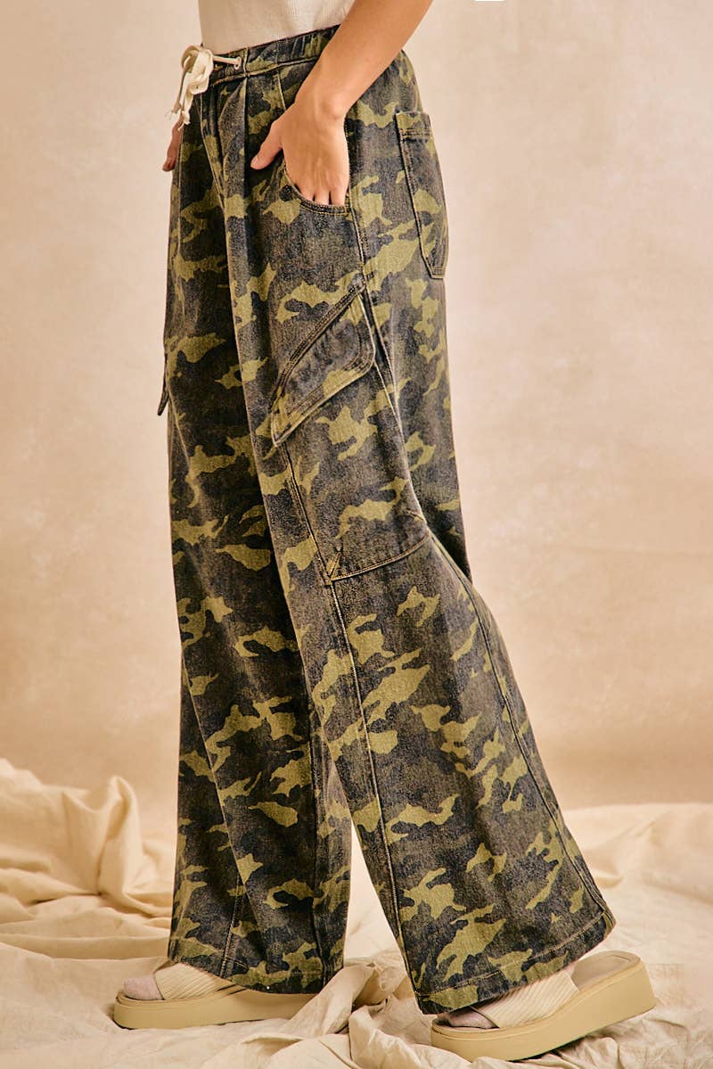 CAMOUFLAGE BAGGY BARREL PANTS WITH CARGO POCKETS