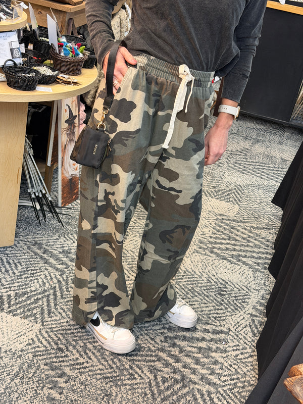 CAMO PATTERN CURVED SIDE SEAM PANTS WITH DRAWSTRING