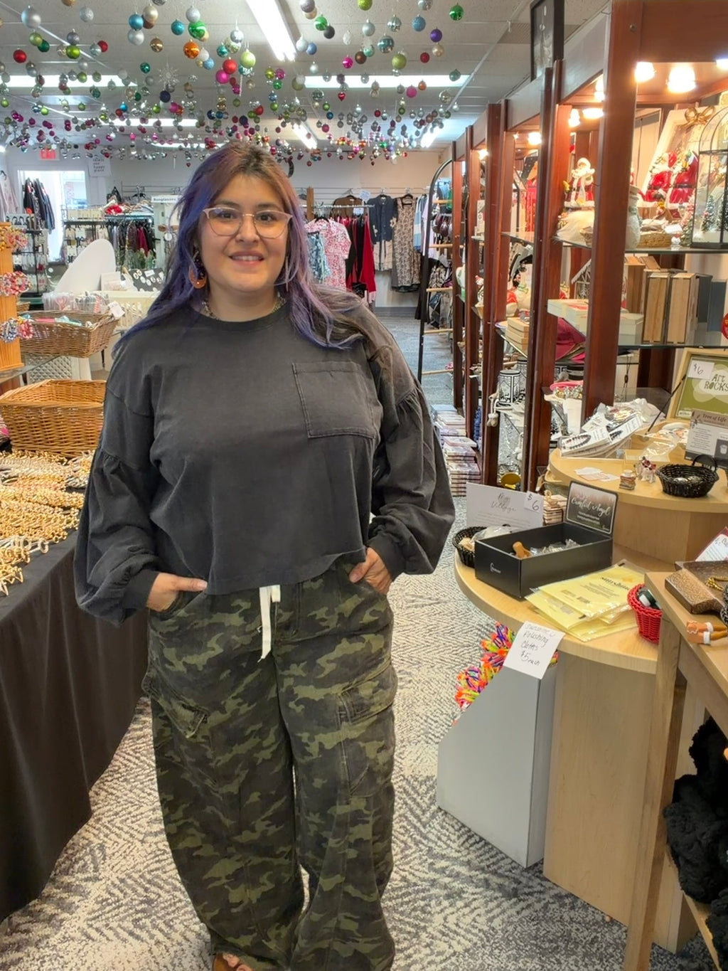 CAMOUFLAGE BAGGY BARREL PANTS WITH CARGO POCKETS