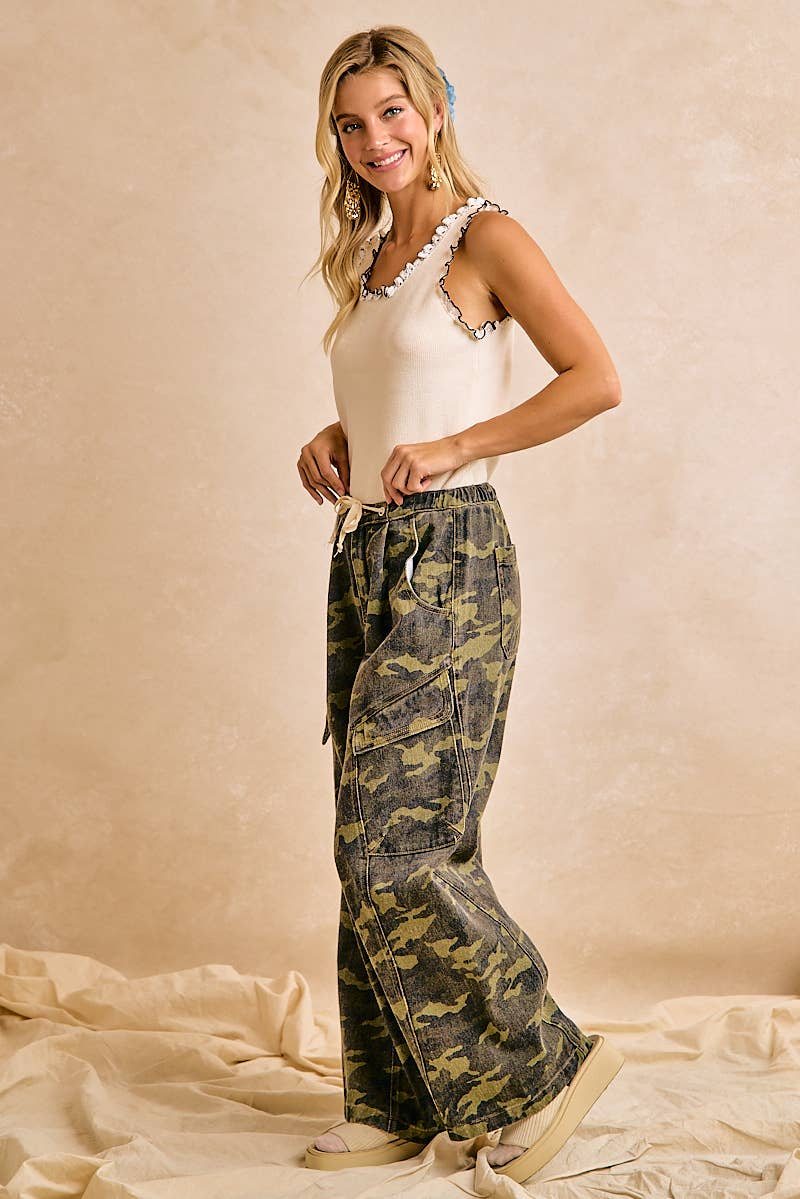 CAMOUFLAGE BAGGY BARREL PANTS WITH CARGO POCKETS