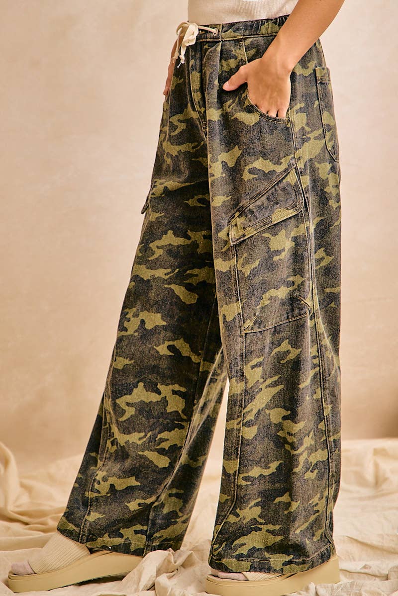 CAMOUFLAGE BAGGY BARREL PANTS WITH CARGO POCKETS